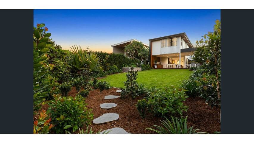 Barefoot Beachfront @ She Oak- Beachfront home gallery image 3