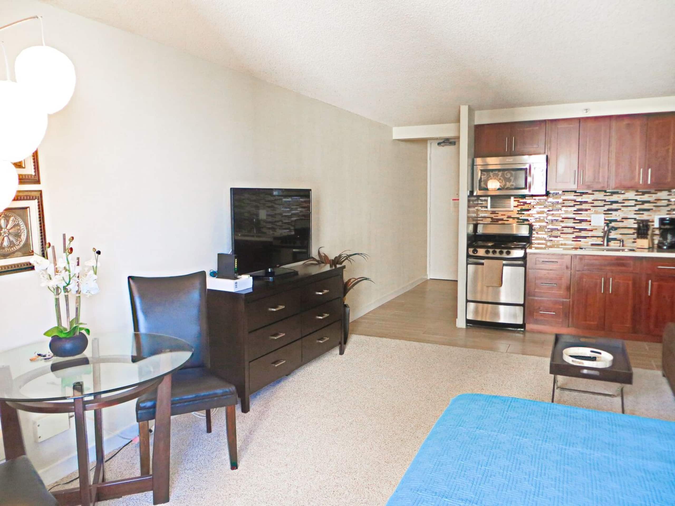 Condo in Honolulu · ★4.88 · 1 bedroom · 2 beds · 1 private bath - Image 2