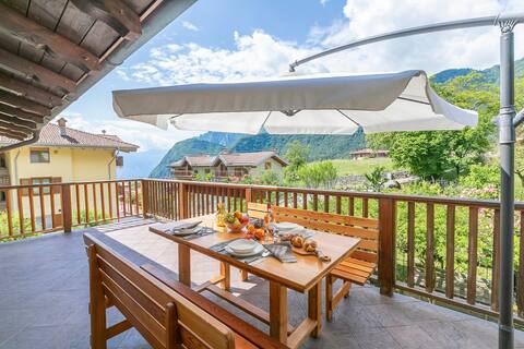 House Between Village and Lake - Happy Rentals