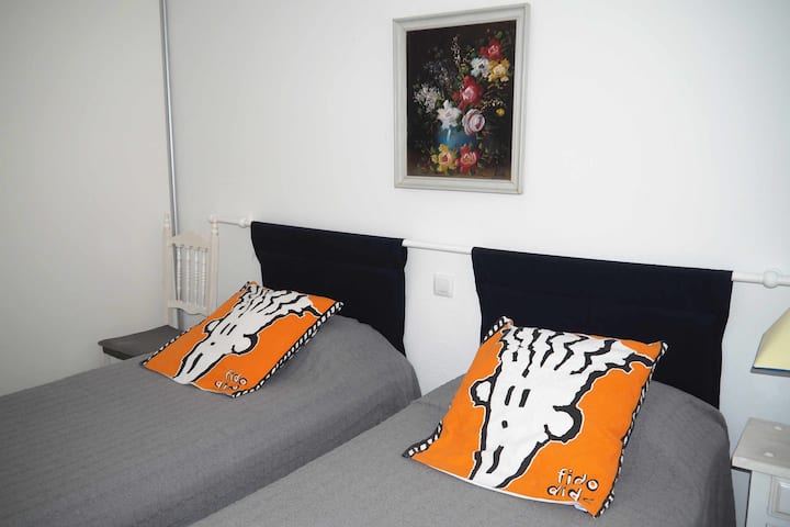 Spavaća soba s dva odvojena kreveta, ormar.