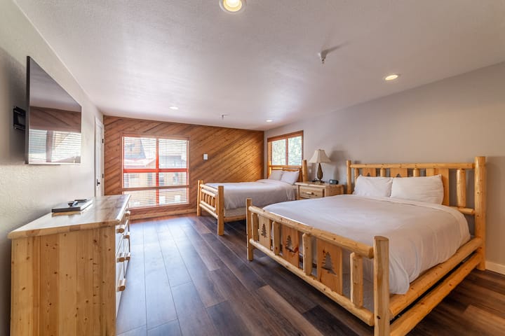 Chumba cha 2 cha kulala kilicho na hifadhi ya nguo na televisheni ya skrini ya ghorofa. 