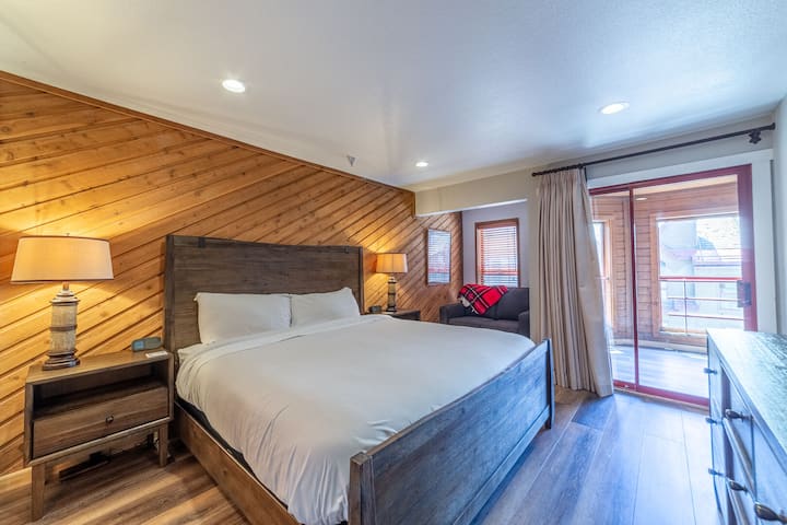 Chumba cha kulala cha msingi kilicho na kitanda cha ukubwa wa king. 