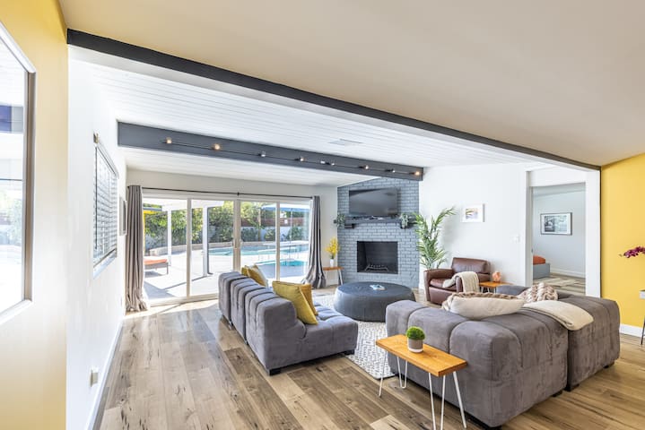 *3000sf 6BR! Htd Sparkling Pool, Cabana, BBQ!*