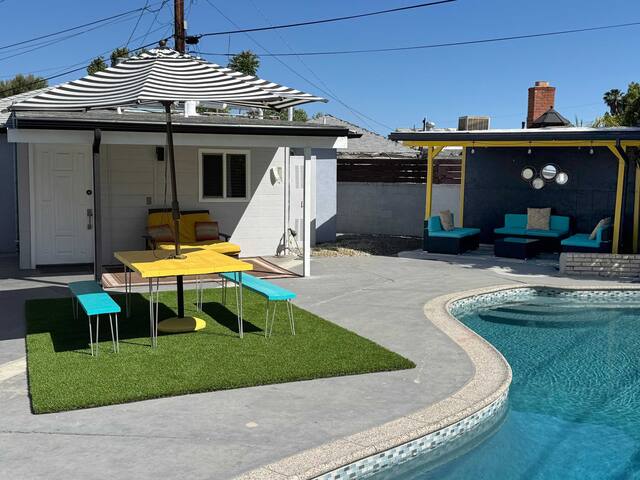 *3000sf 6BR! Htd Sparkling Pool, Cabana, BBQ!* gallery image 3