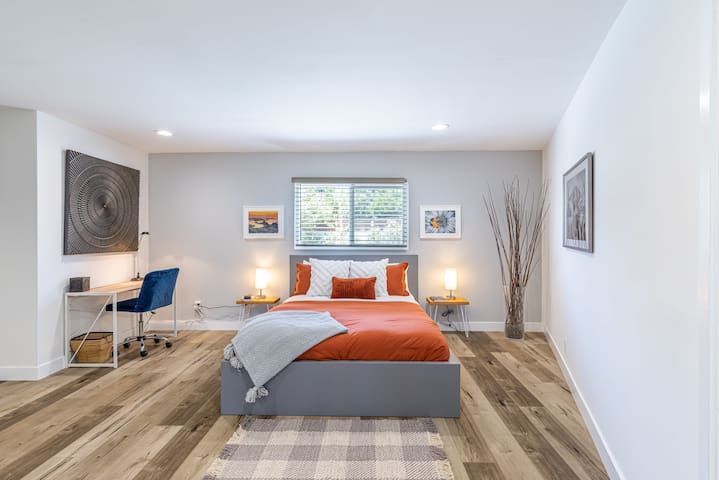 *3000sf 6BR! Htd Sparkling Pool, Cabana, BBQ!* gallery image 4