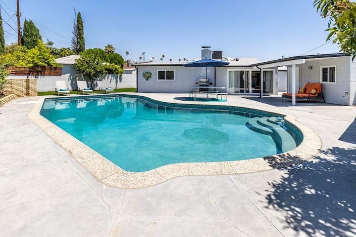 *3000sf 6BR! Htd Sparkling Pool, Cabana, BBQ!* gallery image 2