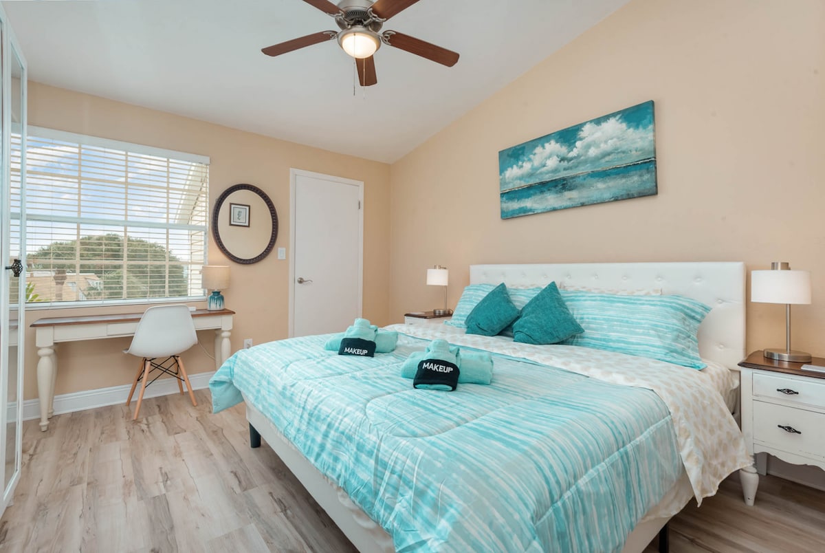 سرير كبير مع مساحة عمل مخصصة وخزانة ملابس