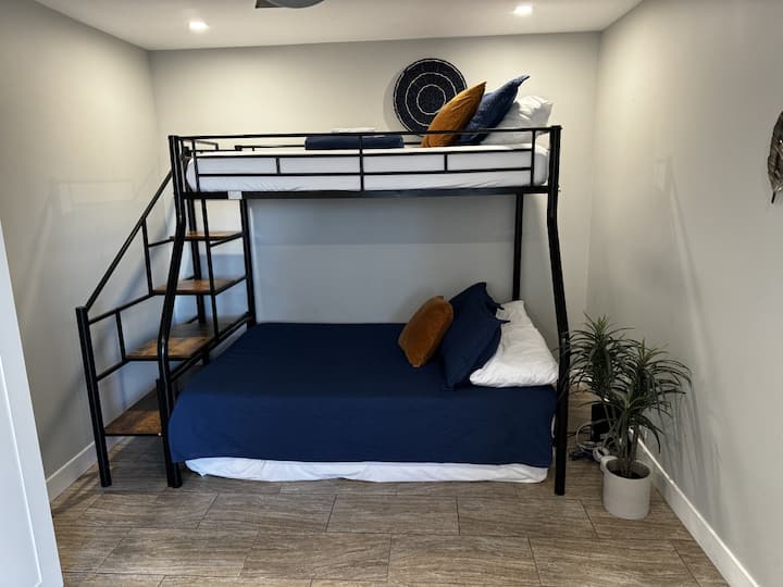 เตียงสองชั้นแบบทวินมากกว่าเตียงสองชั้นเต็มพร้อมที่รองนั่งคู่