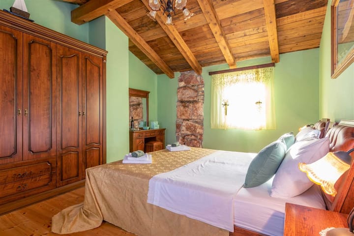 Cálido y cómodo con hermosos toques de madera en su decoración, este dormitorio es un oasis de relajación.