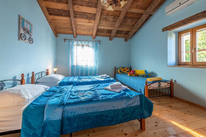 Colorido y lleno de luz natural, este dormitorio ofrece 3  lujosas camas cómodas que te permitirán a ti y a tus seres queridos entrar en un mundo de relajación y descanso.