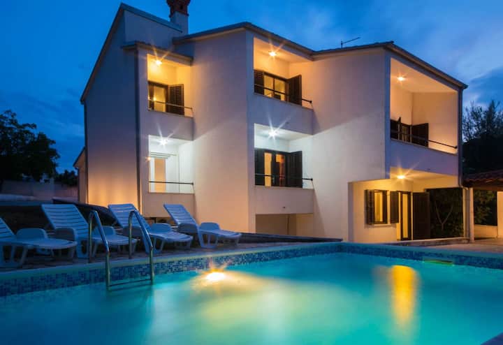 Minutes walk to the beach, ideal for large groups