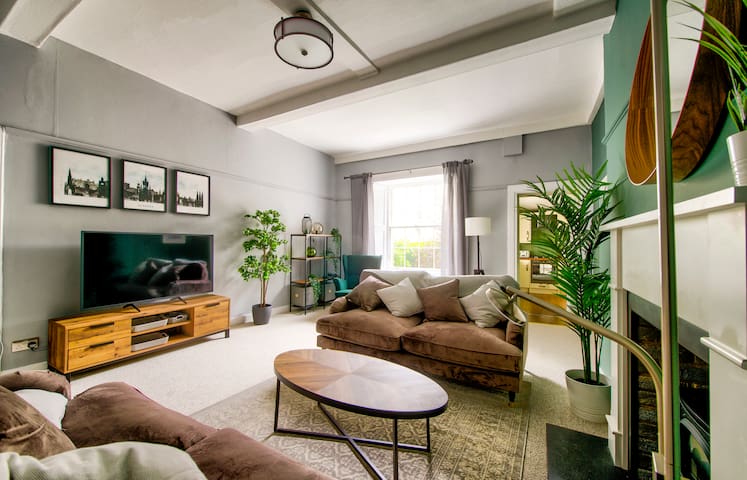 Spacious family friendly 3 bedroom apartment