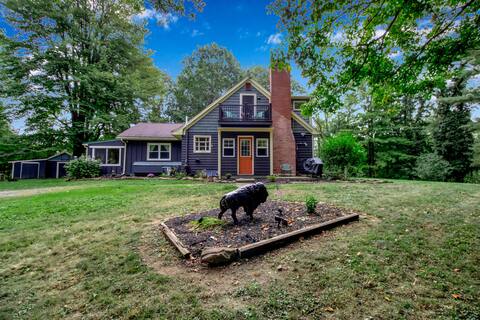 Spacious Retreat Walking Distance to Bills Stadium
