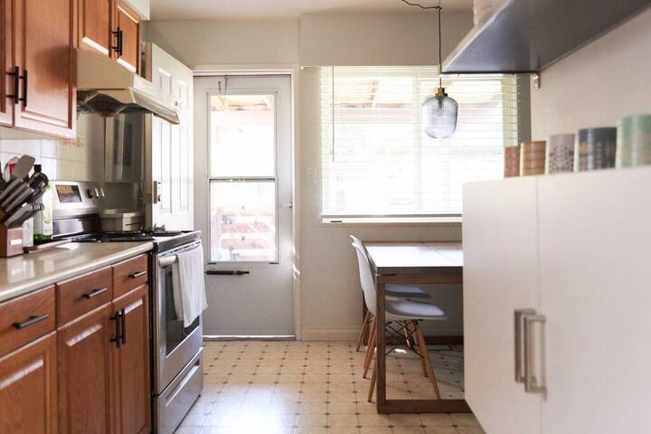 Stylish 3BDR Home In The Heart Of Vancouver gallery image 5