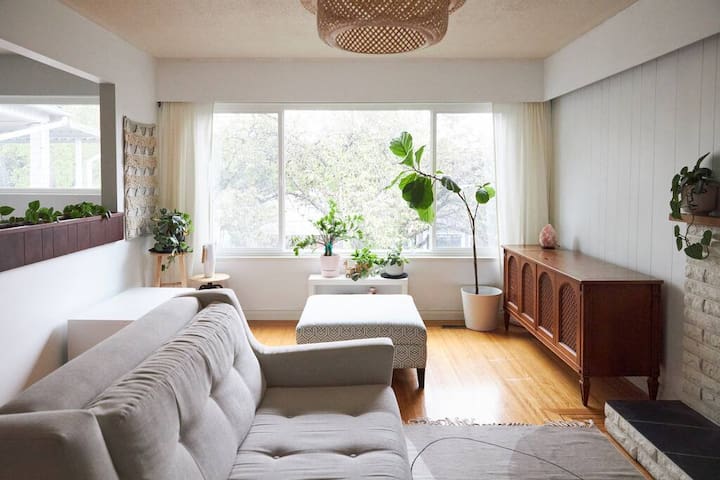 Stylish 3BDR Home In The Heart Of Vancouver