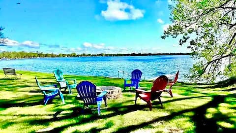 LAKEFRONT 4 Bedroom 2 Bath Sleeps 12 Walk to Town!