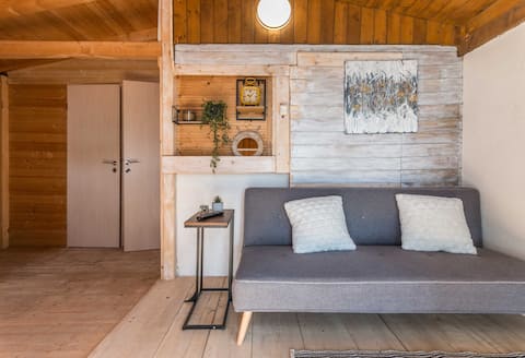 Popular Airbnb listing: Fisherman's dream- two bedroom bungalow by the sea+ shared pool in Općina Pašman