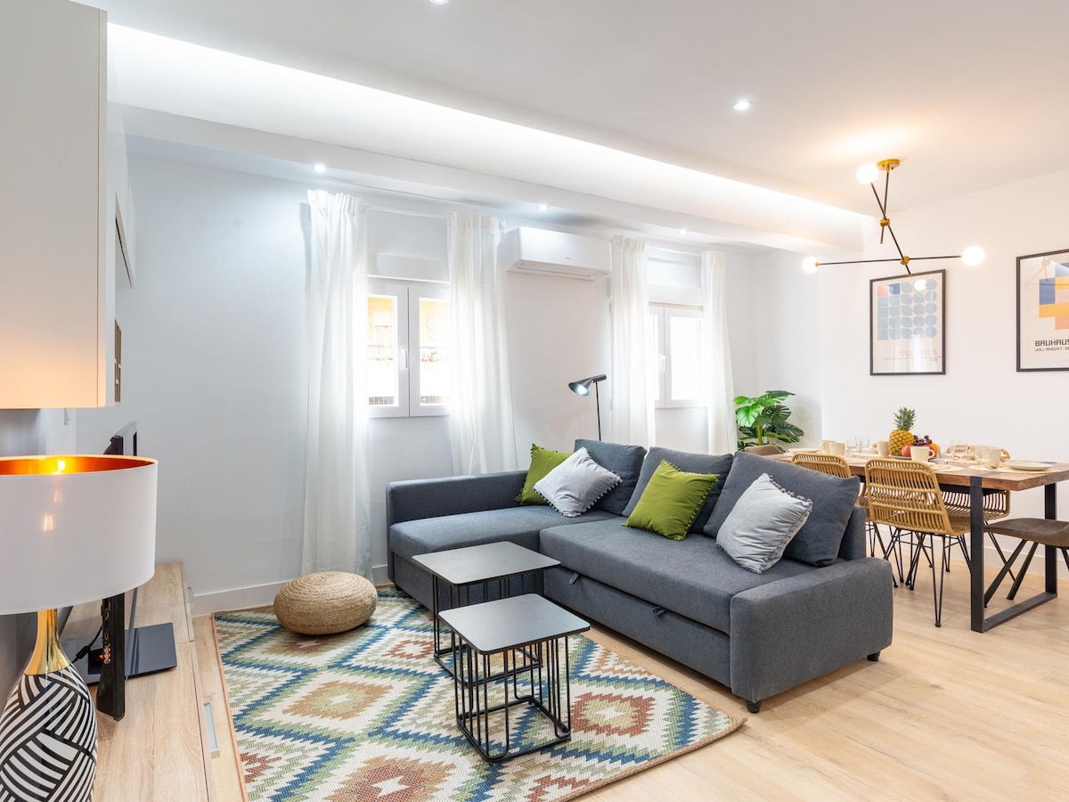 Successful Airbnb property: Gorgeous renovated apartment 2BR WIFI AC in El Molinillo