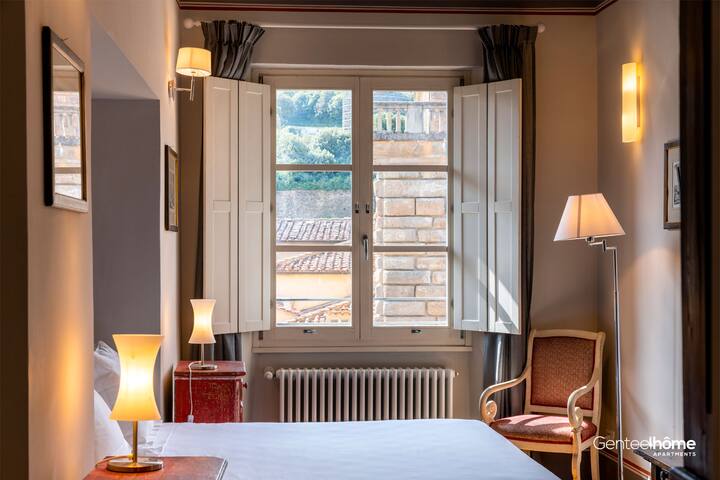 Florence Center 4BR Apt with Piazza Views. Pitti I gallery image 2