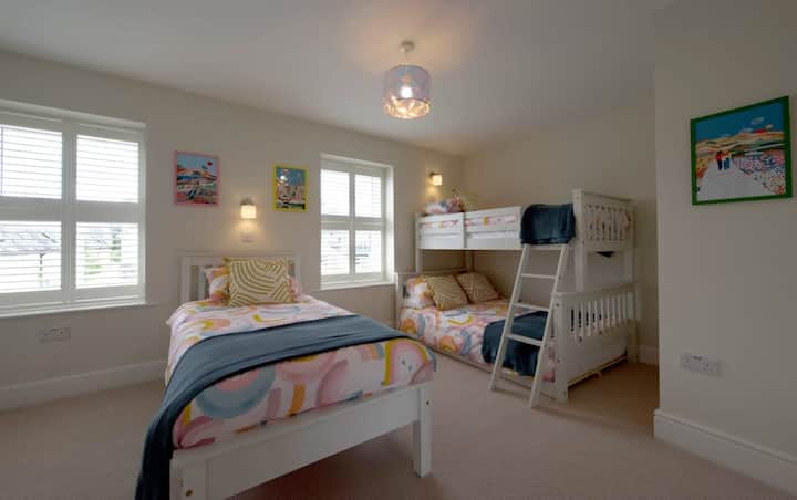 Bunk bed (lower bunk is a double, top bunk is a single)