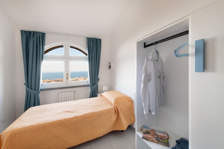 Chumba cha 2 cha kulala - Vitanda viwili vya mtu mmoja vilivyo na mashuka na WARDROBE. Mwonekano wa bahari kutoka dirishani