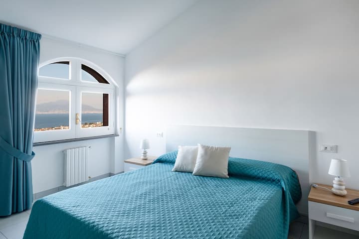 Chumba cha 1 cha kulala - Chumba cha kulala kilicho na kitanda na taa za usiku za ukubwa wa Malkia, Mwonekano wa bahari kutoka dir