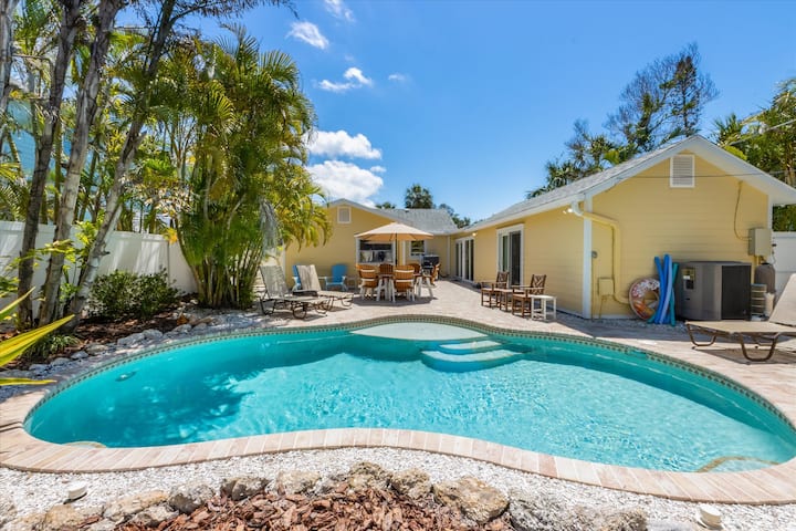 Willow Cottage: Steps To The Beach, Heated Pool - Anna Maria, FL