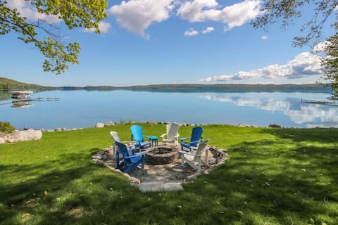 Big Glen Lakefront in Glen Arbor with Hot Tub!