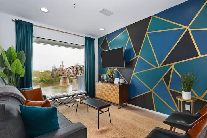 Downtown Modern Condo 1 mi. to Broadway, Park Free