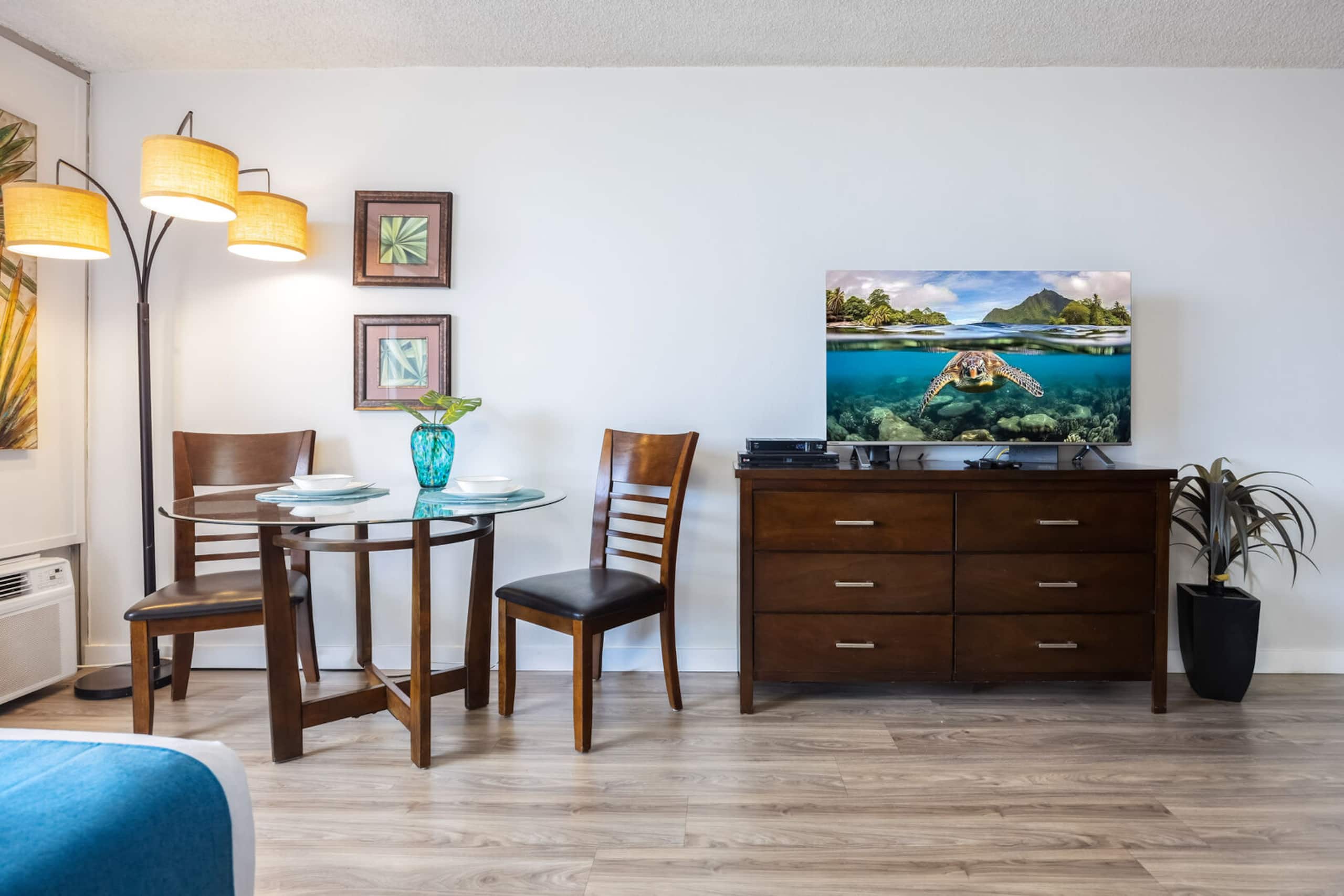 Condo in Honolulu · ★4.83 · 1 bedroom · 2 beds · 1 private bath - Image 17