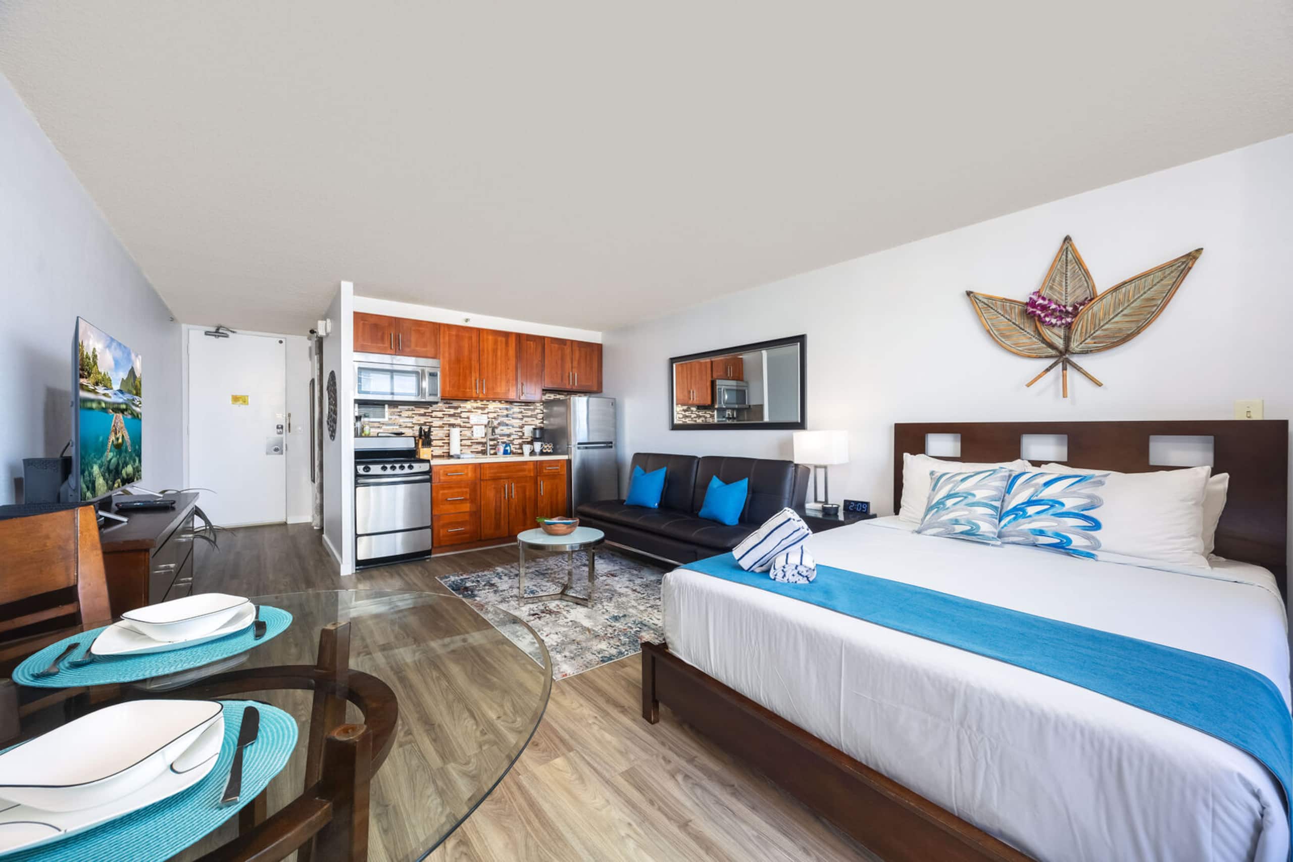 Condo in Honolulu · ★4.83 · 1 bedroom · 2 beds · 1 private bath - Image 2