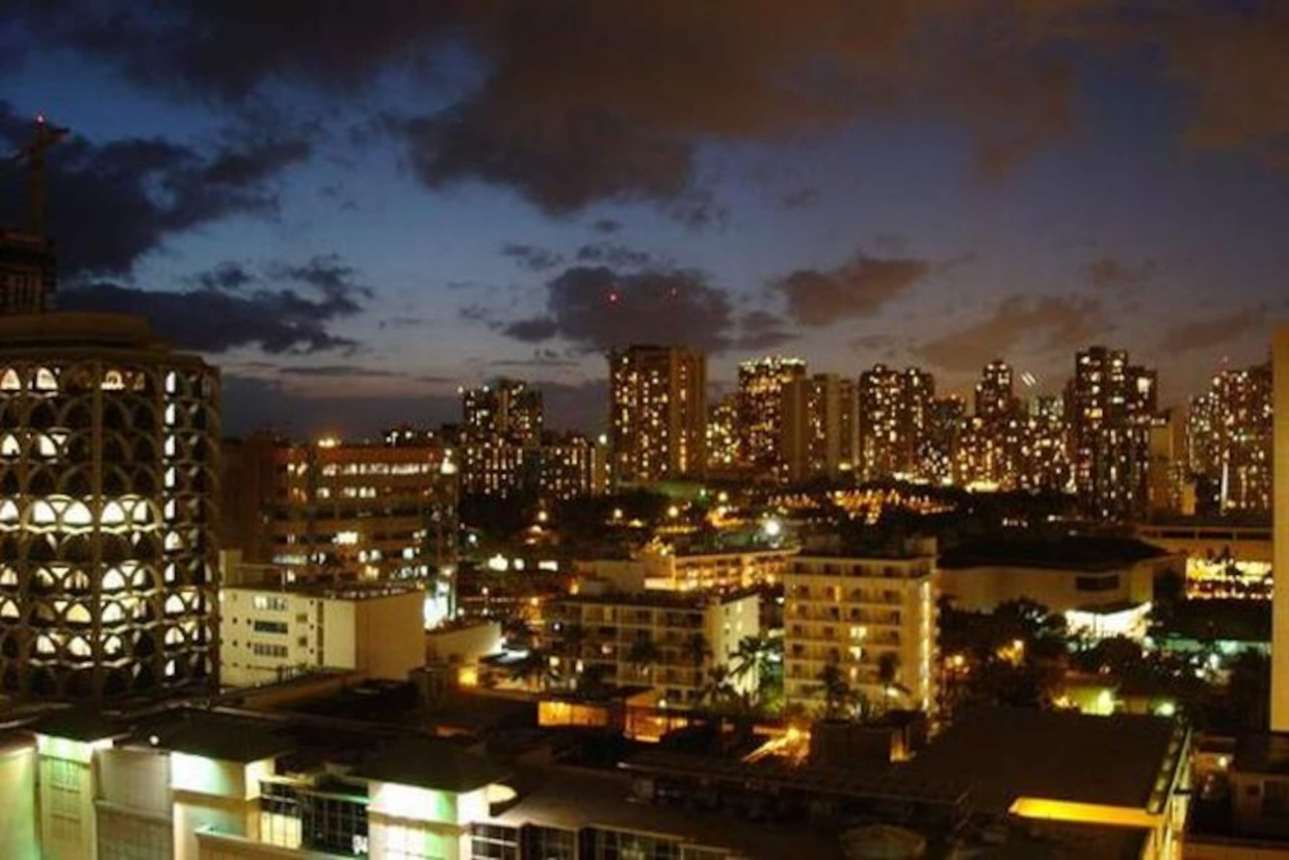 Condo in Honolulu · ★4.83 · 1 bedroom · 2 beds · 1 private bath - Image 8