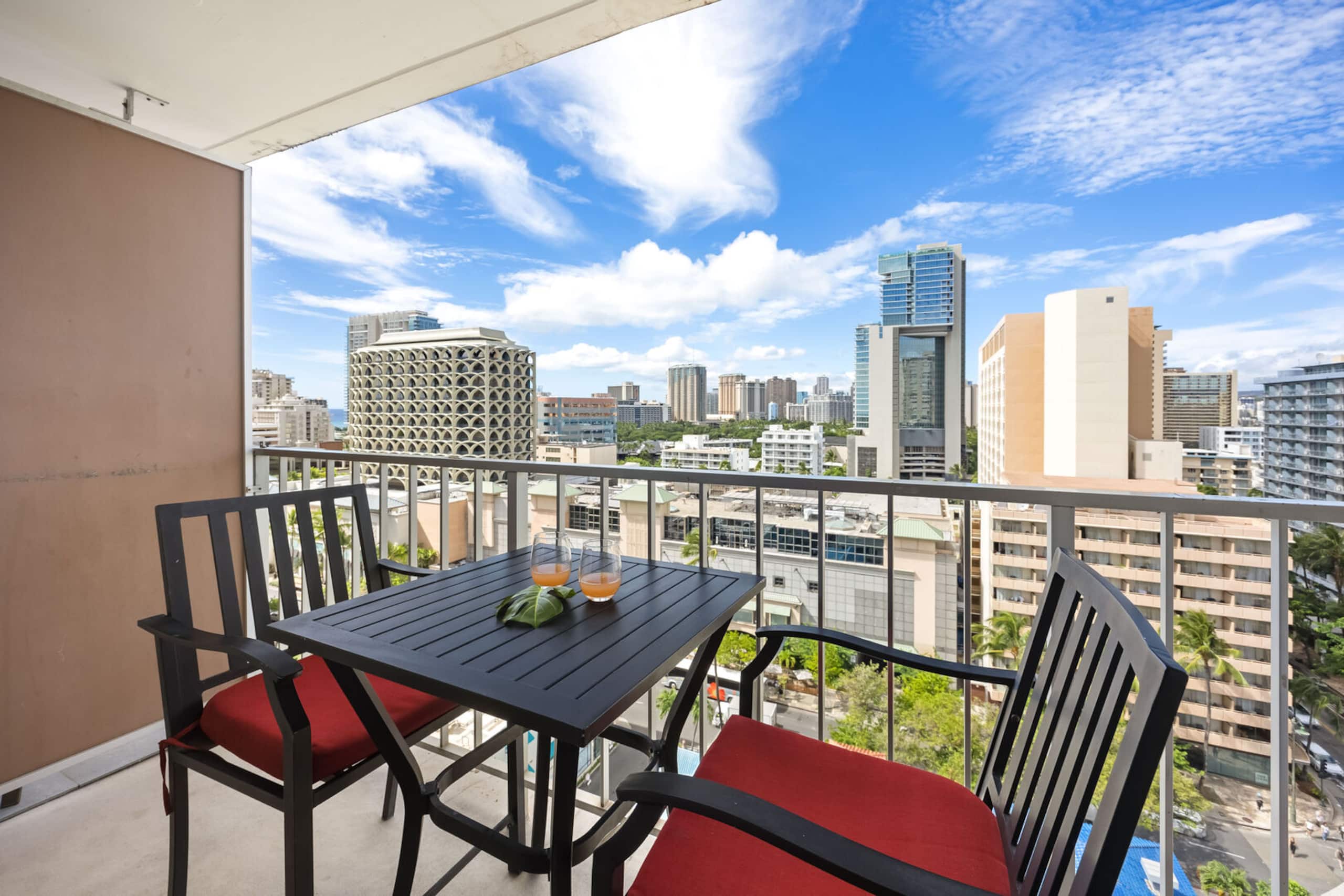 Condo in Honolulu · ★4.83 · 1 bedroom · 2 beds · 1 private bath - Image 4