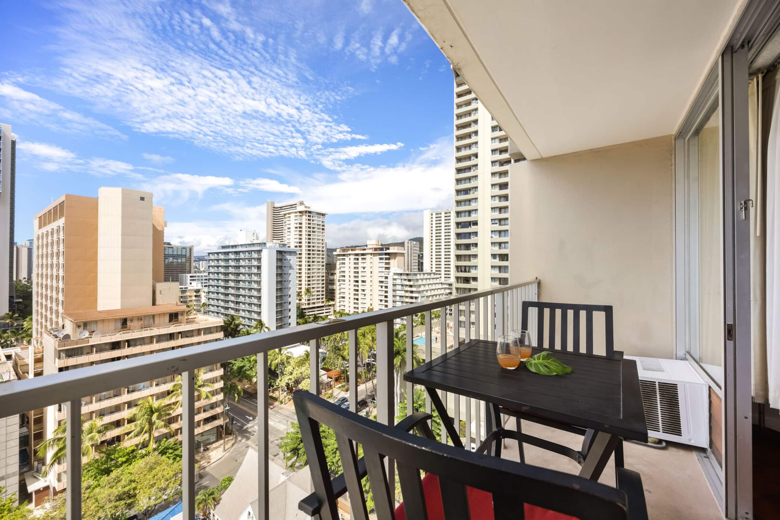 Condo in Honolulu · ★4.83 · 1 bedroom · 2 beds · 1 private bath - Image 15