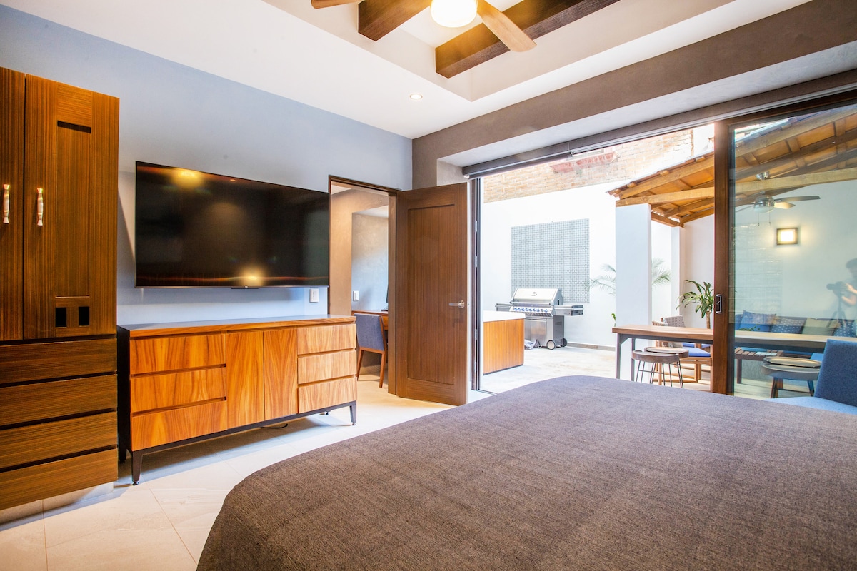 สมาร์ททีวีขนาดใหญ่และเตียงคิงไซส์ในห้องนอน