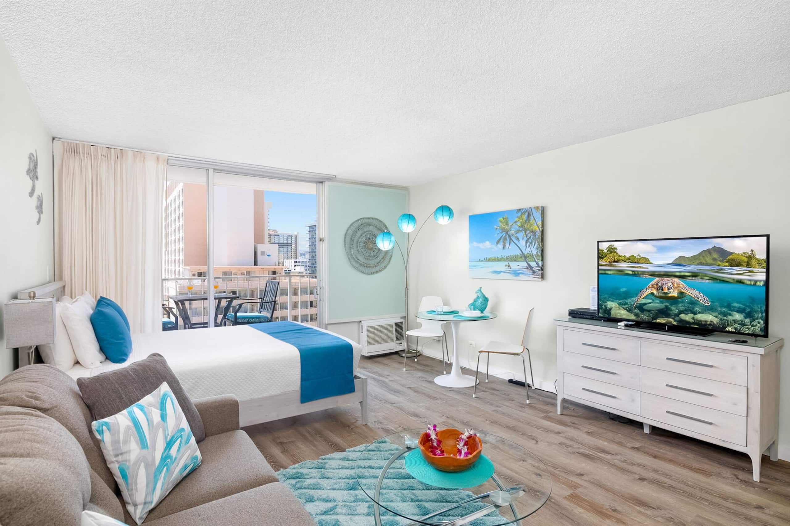 Condo in Honolulu · ★4.75 · 1 bedroom · 2 beds · 1 private bath - Image 2