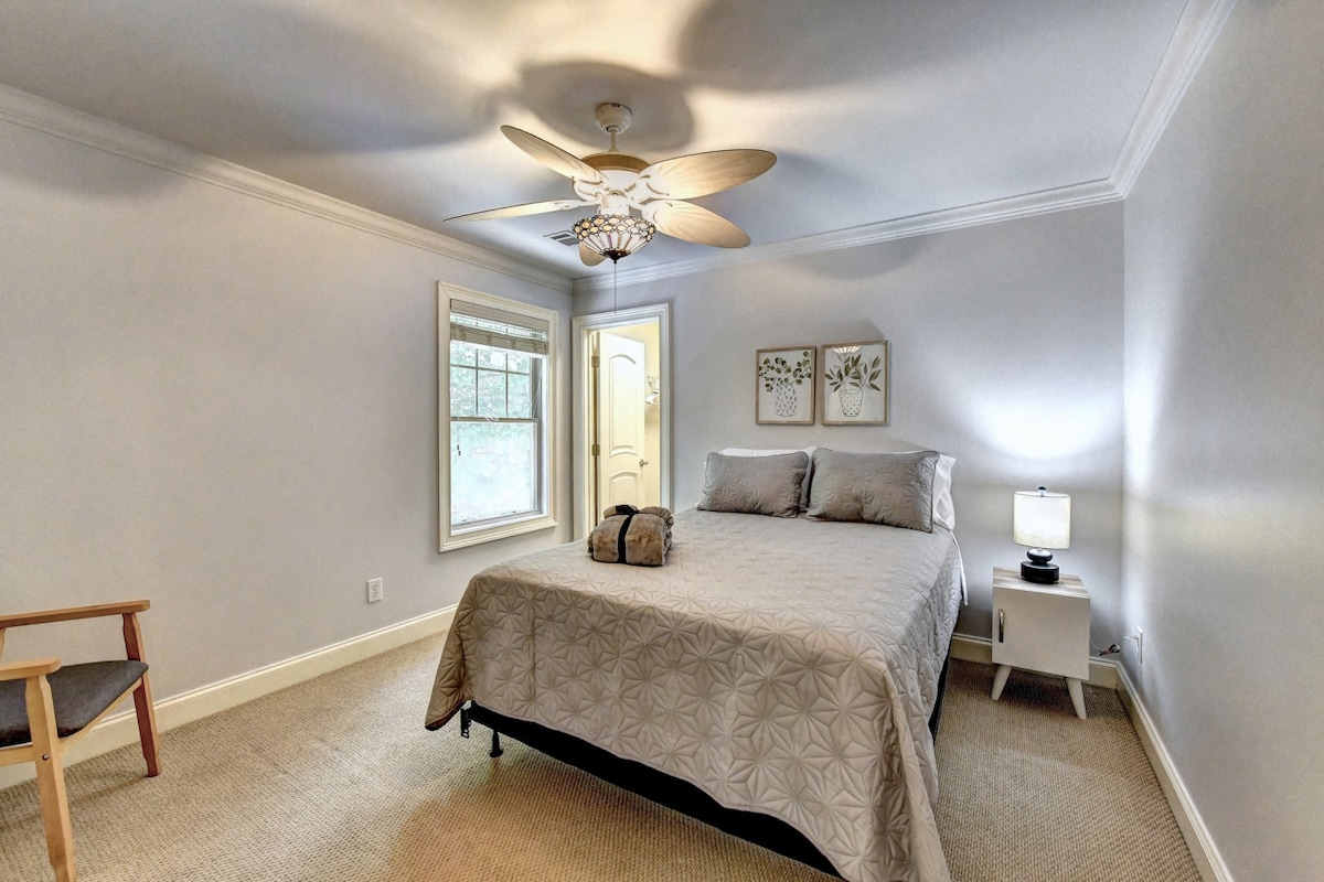 ดื่มด่ำกับห้องนอนที่ได้รับแรงบันดาลใจจากโรงแรมที่มีสไตล์และสะอาดมีเตียงสีขาวขนาดใหญ่โต๊ะหัวเตียงพร้อมโคมไฟและบรรยากาศสไตล์มินิมอลที่เก๋ไก๋ให้พื้นที่ผ่อนคลายและร่วมสมัย