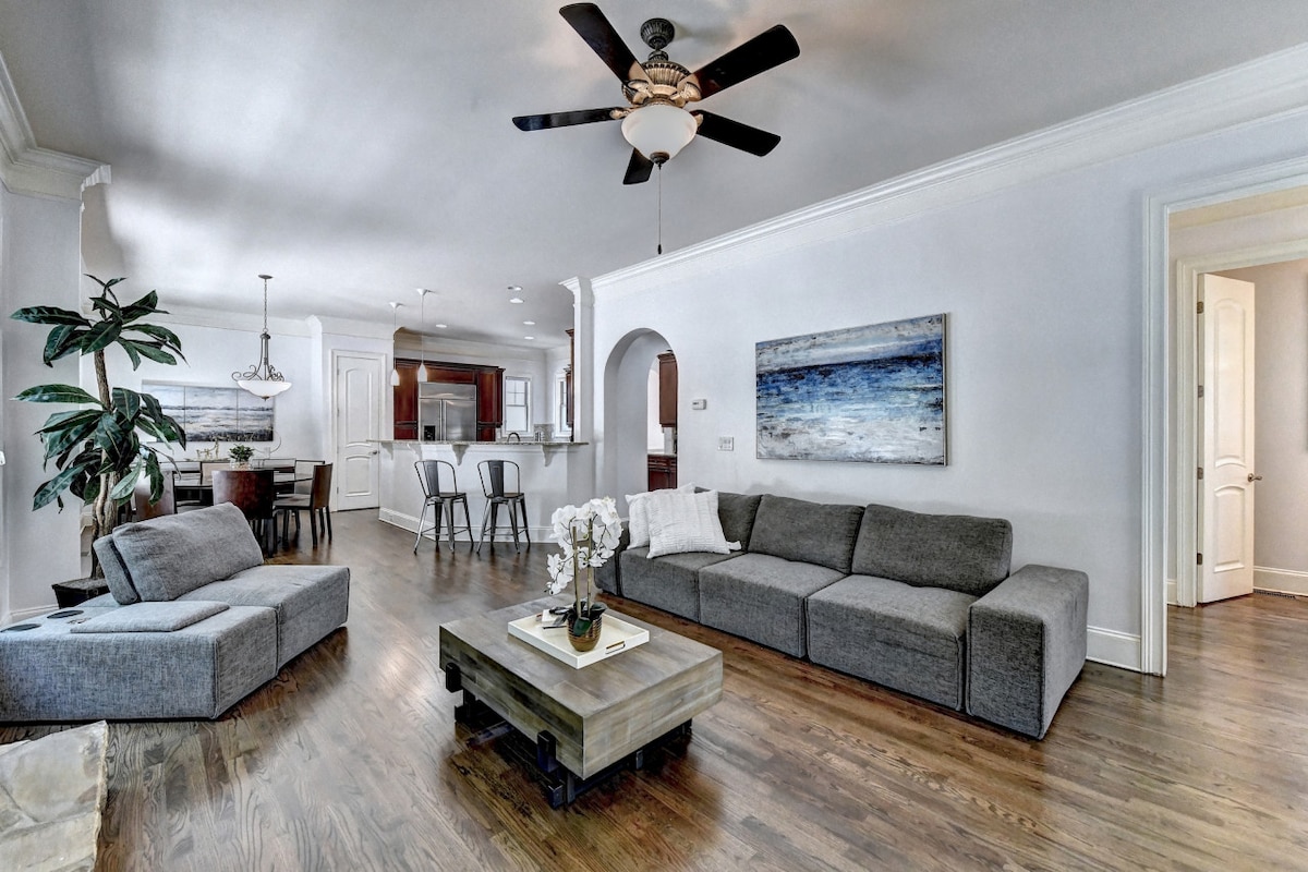 ก้าวเข้าสู่พื้นที่นั่งเล่นแบบเปิดโล่งสไตล์โมเดิร์นที่มีห้องนั่งเล่นที่ตกแต่งอย่างมีสไตล์ห้องรับประทานอาหารที่อบอุ่นและห้องครัวที่มีอุปกรณ์ครบครันผสมผสานกันอย่างลงตัวให้พื้นที่ที่สมบูรณ์แบบสำหรับการสังสรรค์และสร้างความทรงจำที่หวงแหนกับเพื่อนๆและครอบครัว