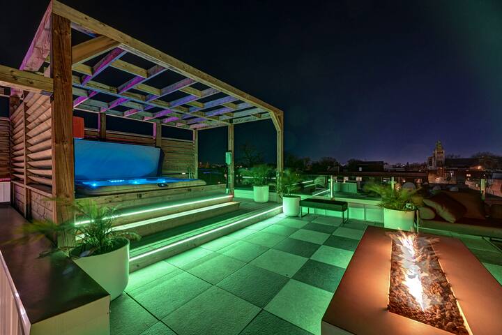 CLUBHAUS Premium Penthouse, Rooftop Hot Tub, Sleeps 14+ gallery image 5