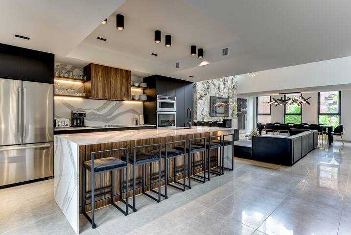 CLUBHAUS Premium Penthouse, Rooftop Hot Tub, Sleeps 14+ gallery image 3