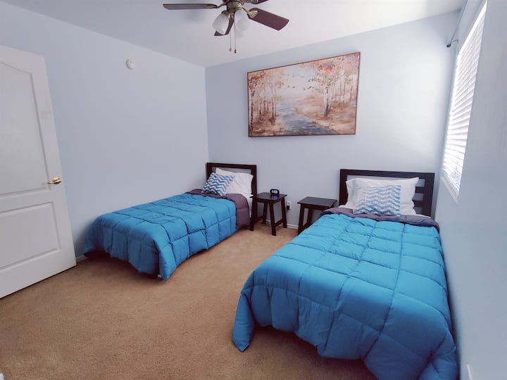 غرفة نوم تضم سريرين صغيرين