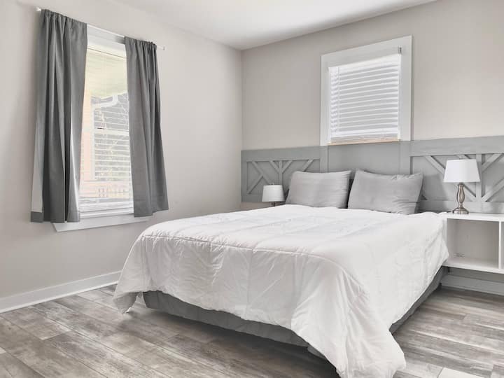 Ძირითად საძინებელში არის ორადგილიანი საწოლი და სააბაზანო საშხაპეში გასეირნებით