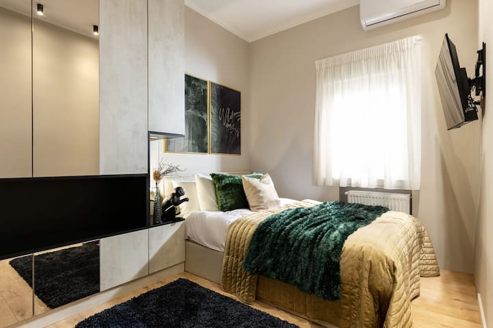 Shijo rehatinë luksoze të shenjtërores së dhomës së gjumit, ku vëmendja ndaj detajeve dhe pastërtisë plotësojnë praninë qetësuese të bimëve, duke krijuar një strehë çlodhjeje dhe qetësie.