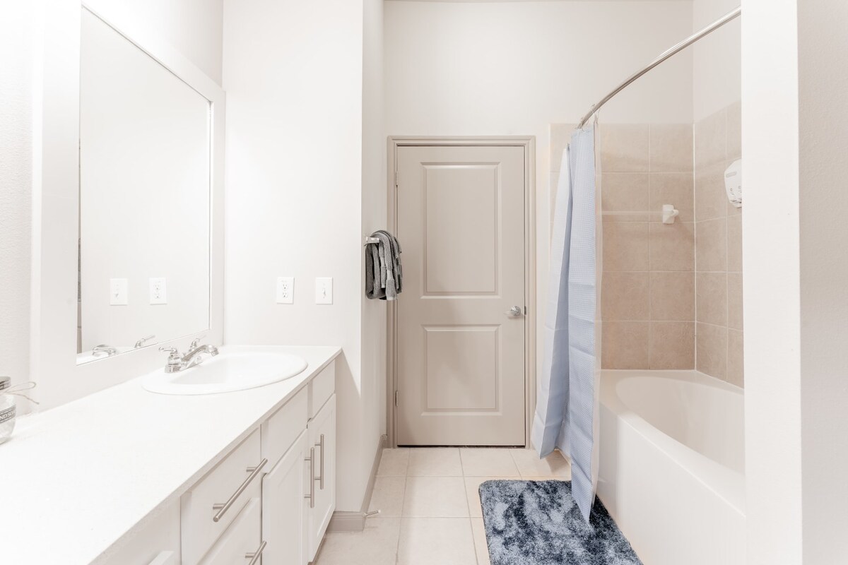 Warm 2BR suite close to Downtown w/ fast WiFi