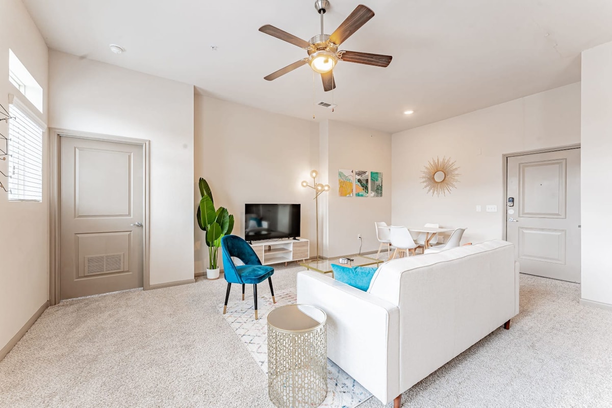 Warm 2BR suite close to Downtown w/ fast WiFi