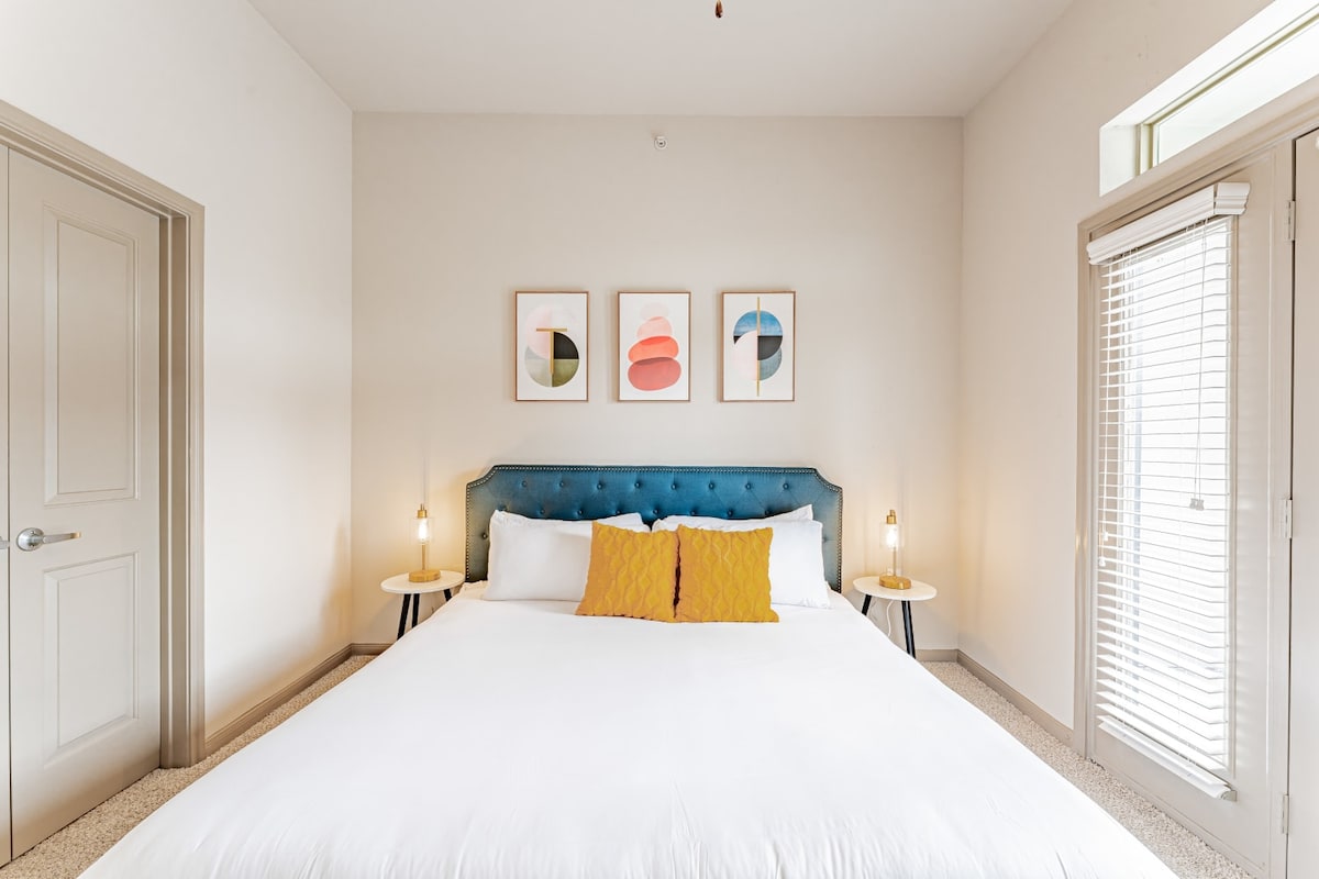 Warm 2BR suite close to Downtown w/ fast WiFi