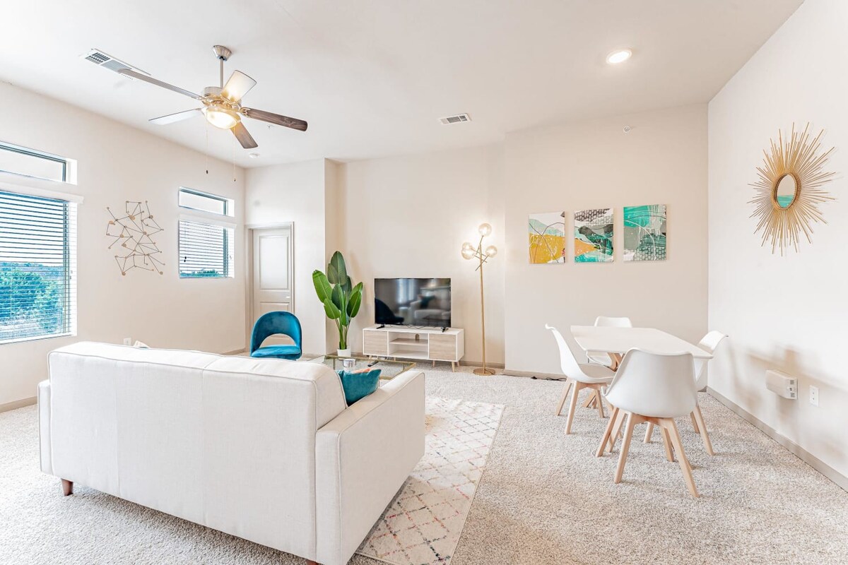 Warm 2BR suite close to Downtown w/ fast WiFi