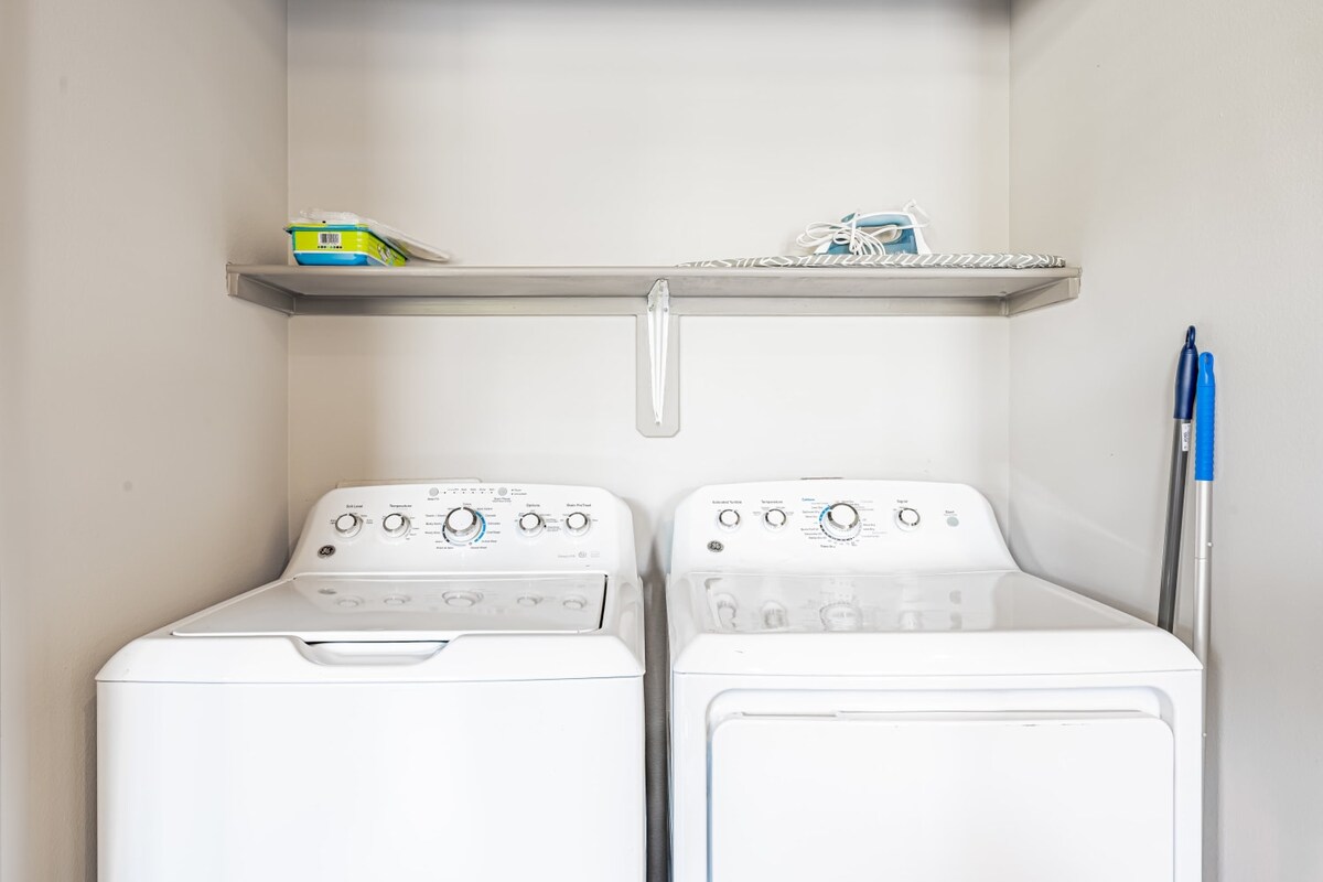 Warm 2BR suite close to Downtown w/ fast WiFi