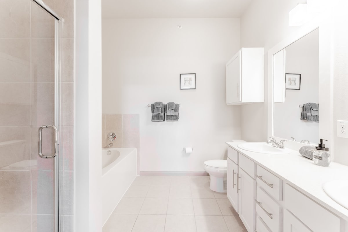 Warm 2BR suite close to Downtown w/ fast WiFi