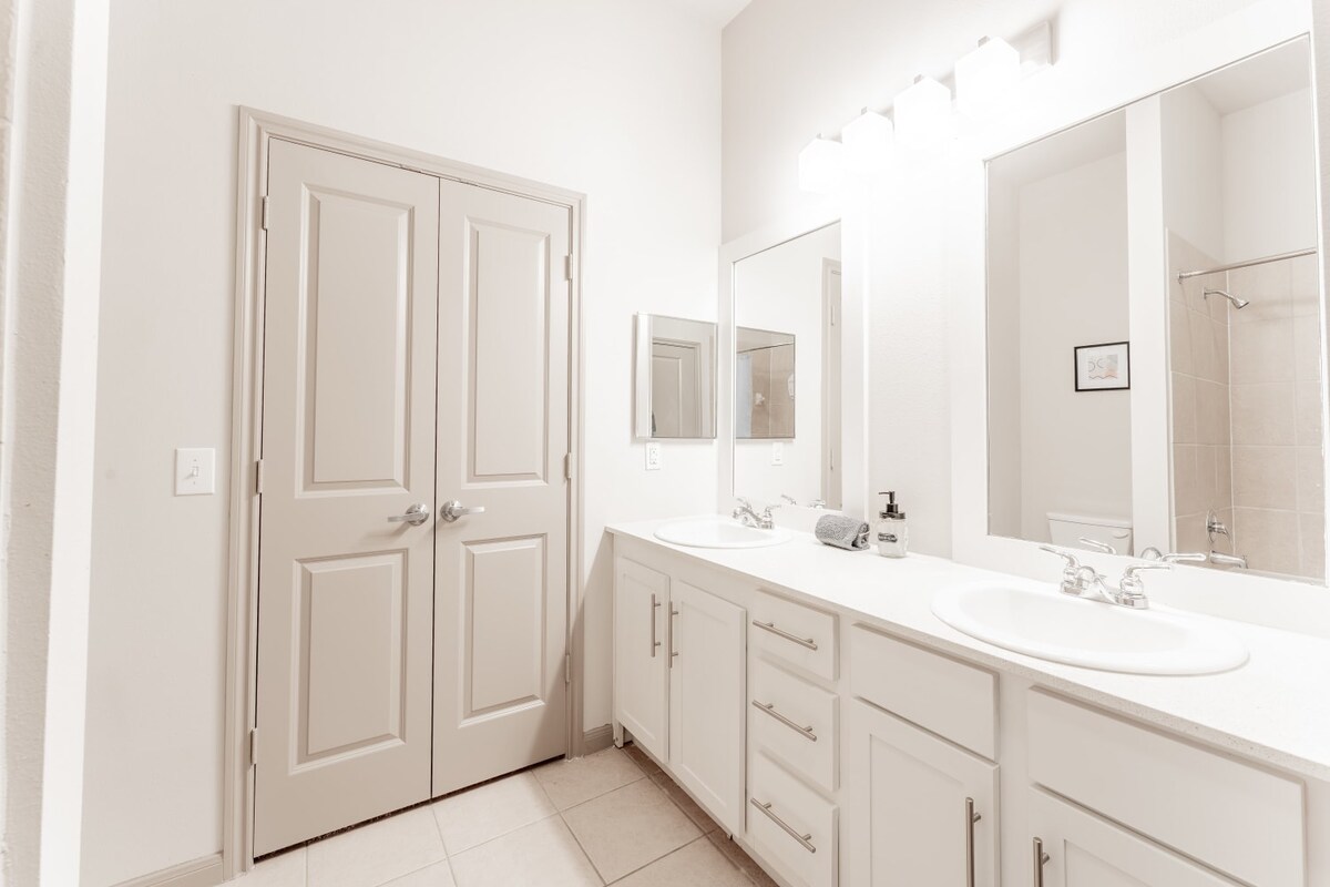 Warm 2BR suite close to Downtown w/ fast WiFi